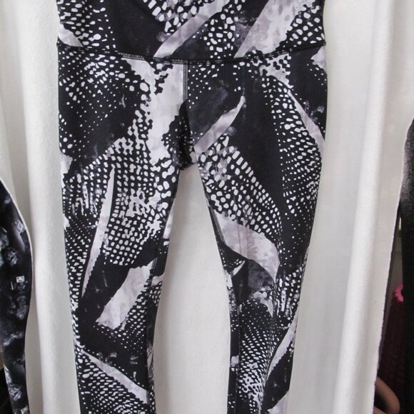 Lululemon Crop Leggings - 6 - Picture 10 of 14